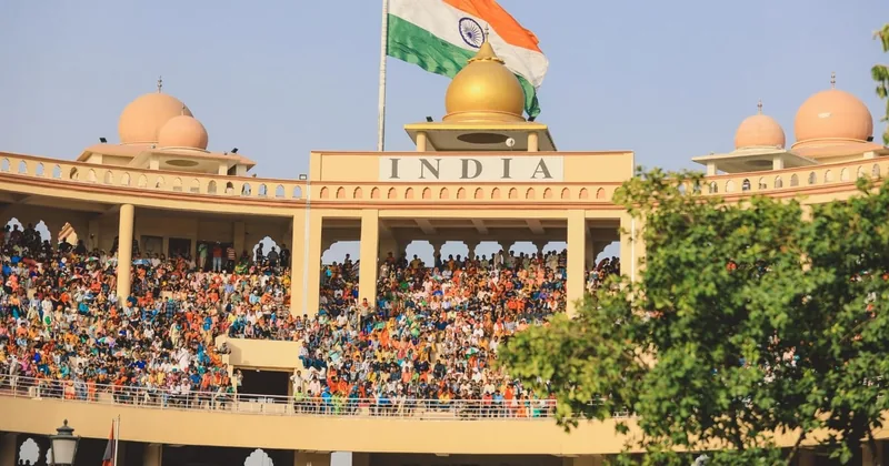 बॉर्डर सेरेमनी की दर्शक दीर्घा, परेड रोड के छोर पर INDIA लिखा गेट