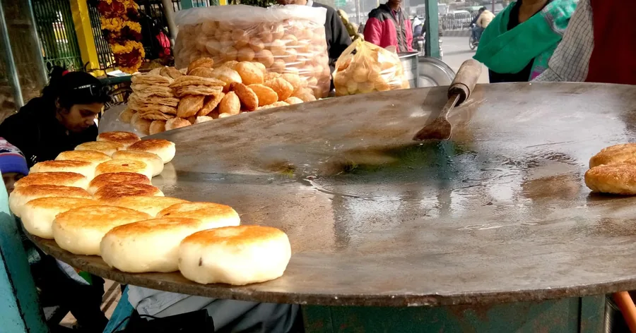 सड़क किनारे एक स्टॉल पर बड़े गोल तवे पर सिकते भरवाँ कुलचे